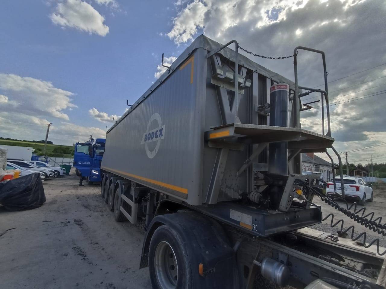 BODEX Самосвальный KIS 4WA1 45 м³