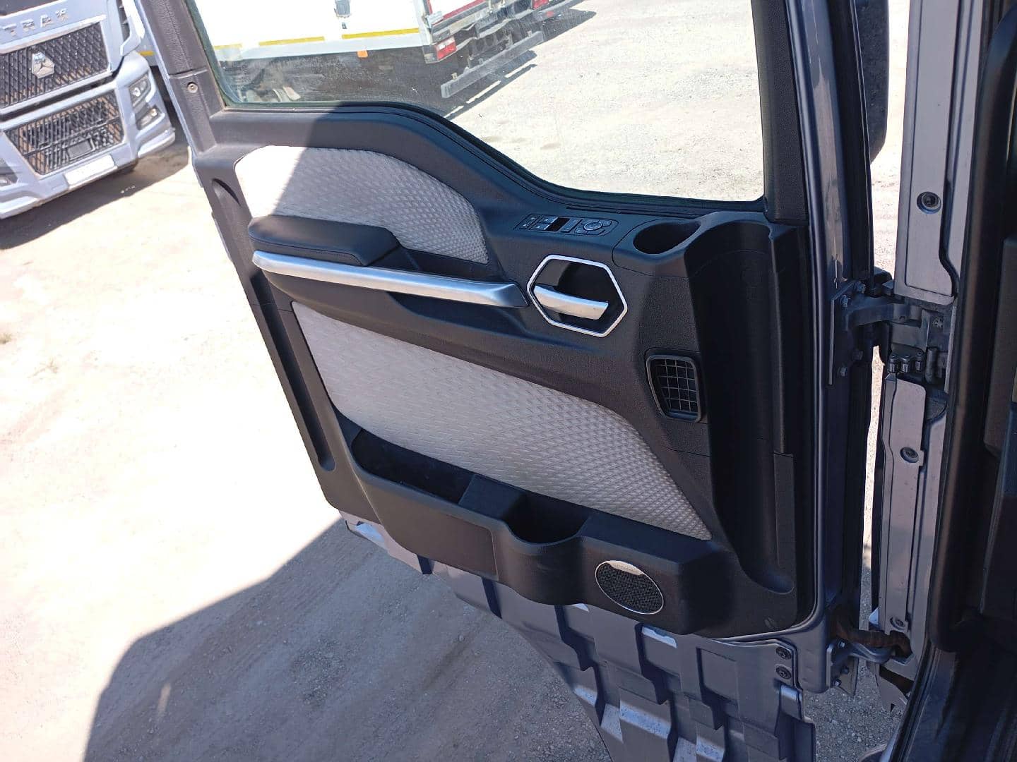 Sitrak С7Н MAX 6×4 ZZ4256V364HE,  165 706 км, 2023 года в лизинг