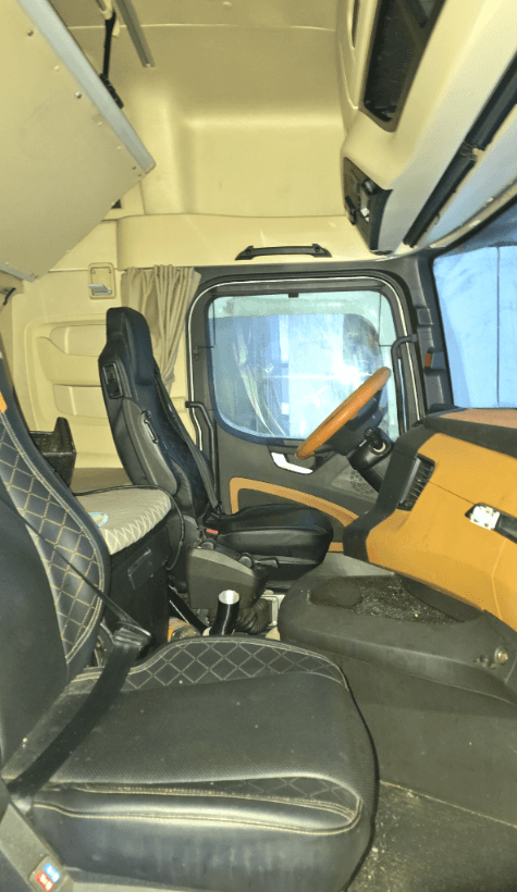 Shacman SX4188YY381,  302 324 км, 2024 года в лизинг