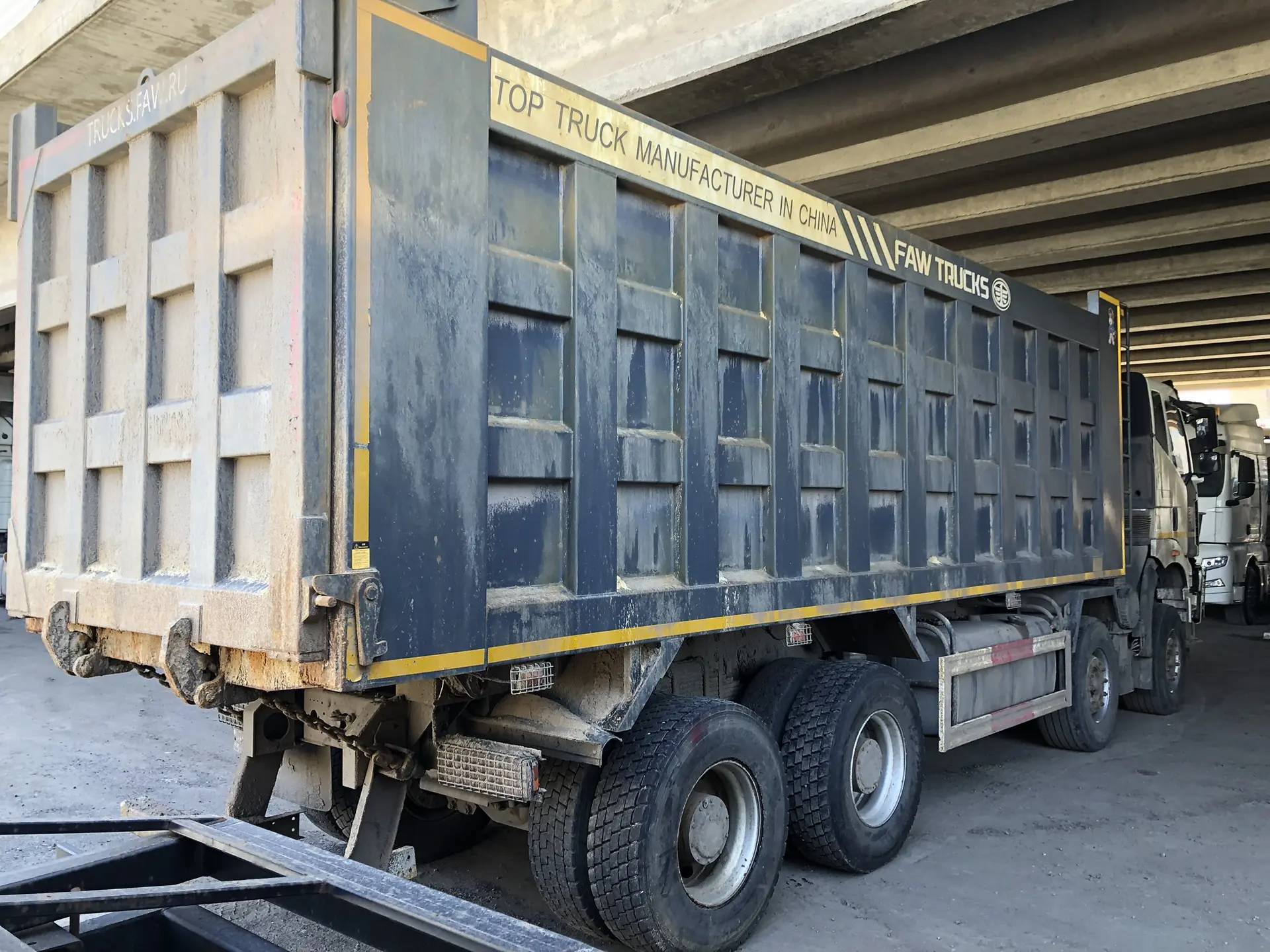 FAW CA3310P66K24T4E5 8х4,  281 137 км, 2023 года в лизинг