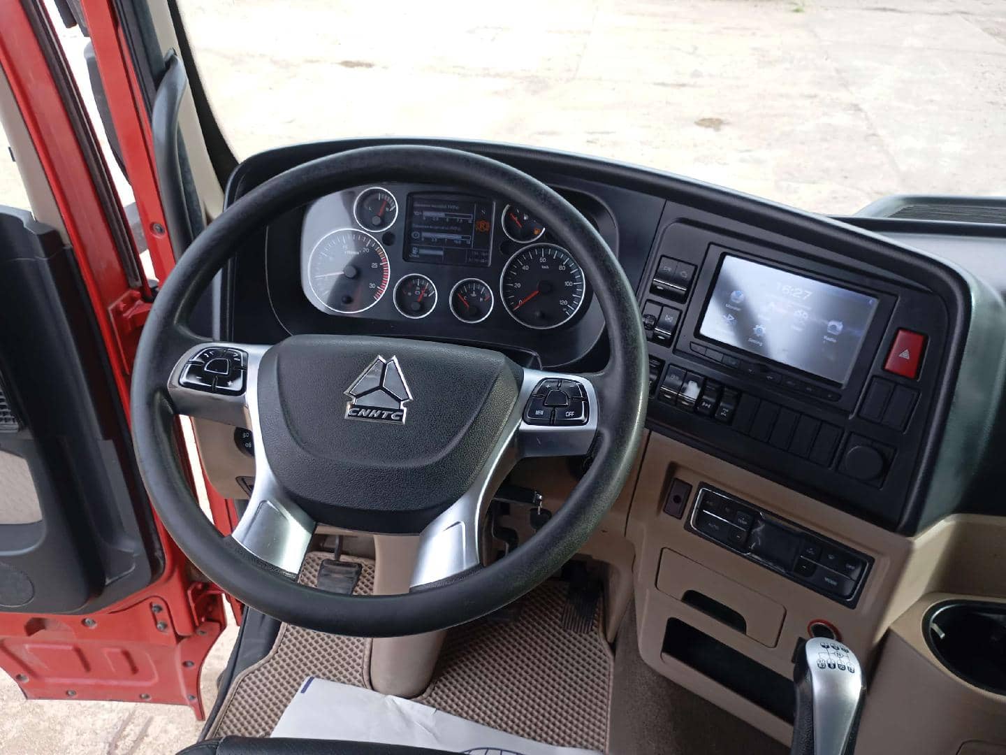 HOWO ZZ3317V386GE1 8х4,  317 914 км, 2023 года в лизинг