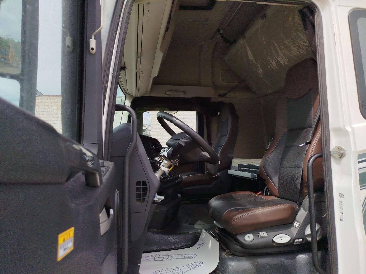 FAW CA4180P77K25E5 4x2,  420 131 км, 2023 года в лизинг