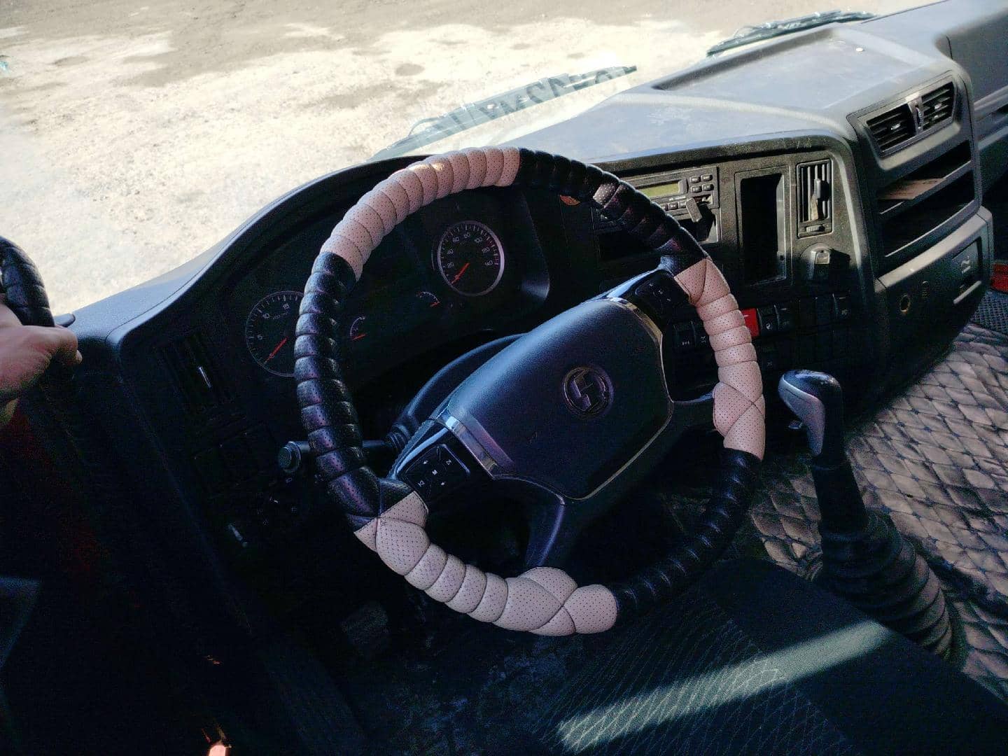 Shacman SX42584W324C,  338 775 км, 2022 года в лизинг
