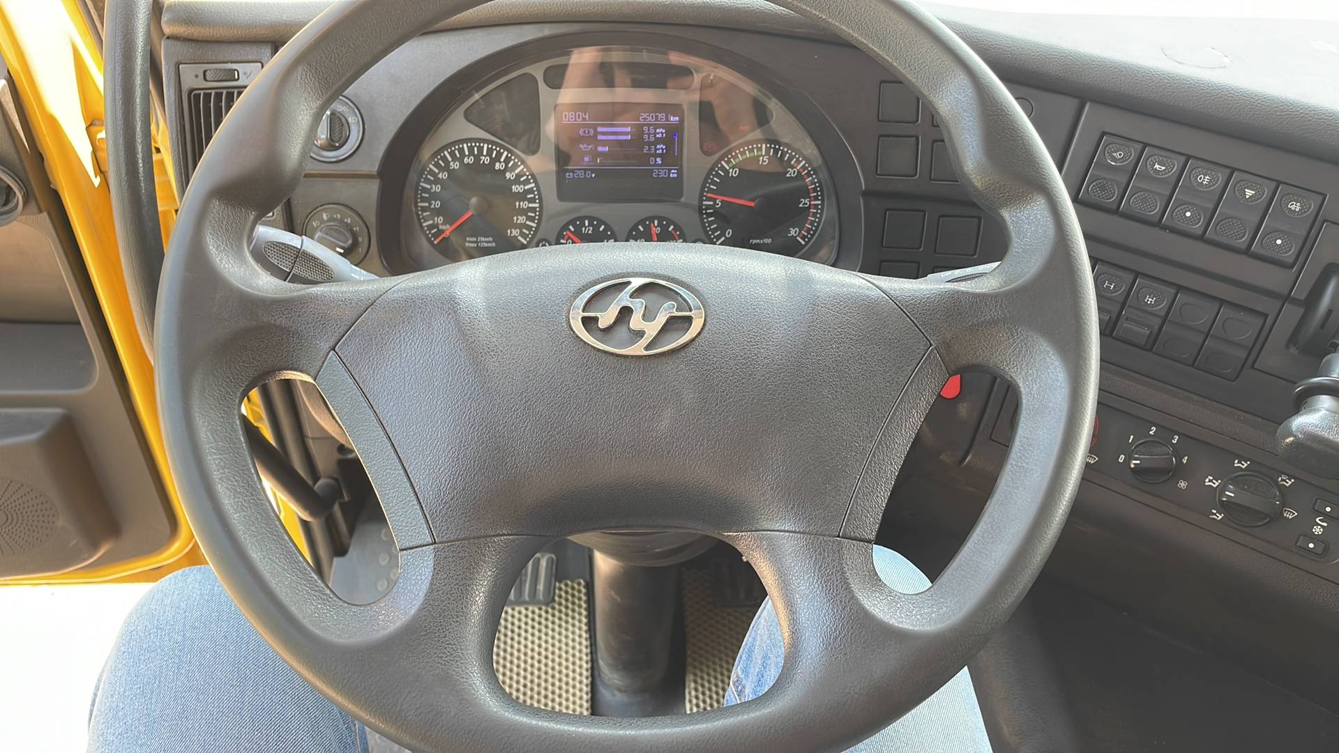 HONGYAN CQ3346HV35,  250 791 км, 2022 года в лизинг