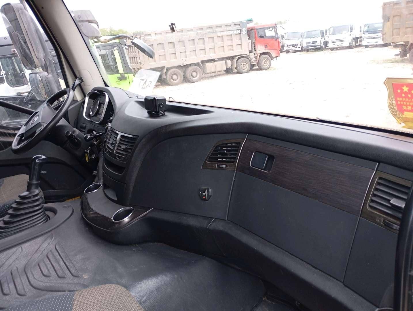 FAW CA3310P66K24T4E5 8х4,  125 241 км, 2023 года в лизинг