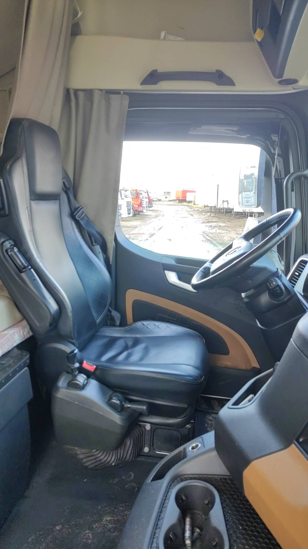 Shacman SX4188YY381,  483 140 км, 2023 года в лизинг