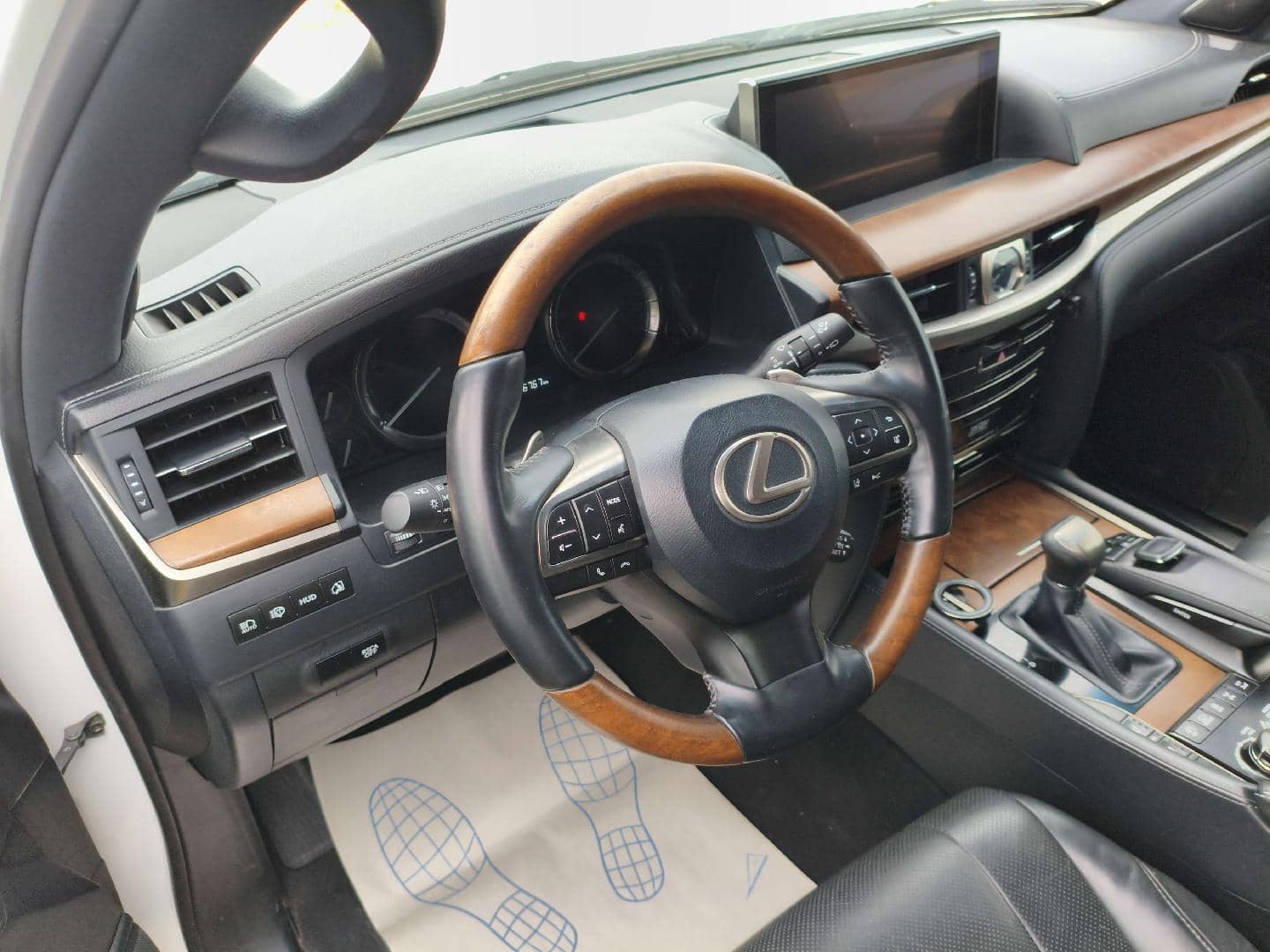 Lexus LX 570,  116 767 км, 2019 года в лизинг
