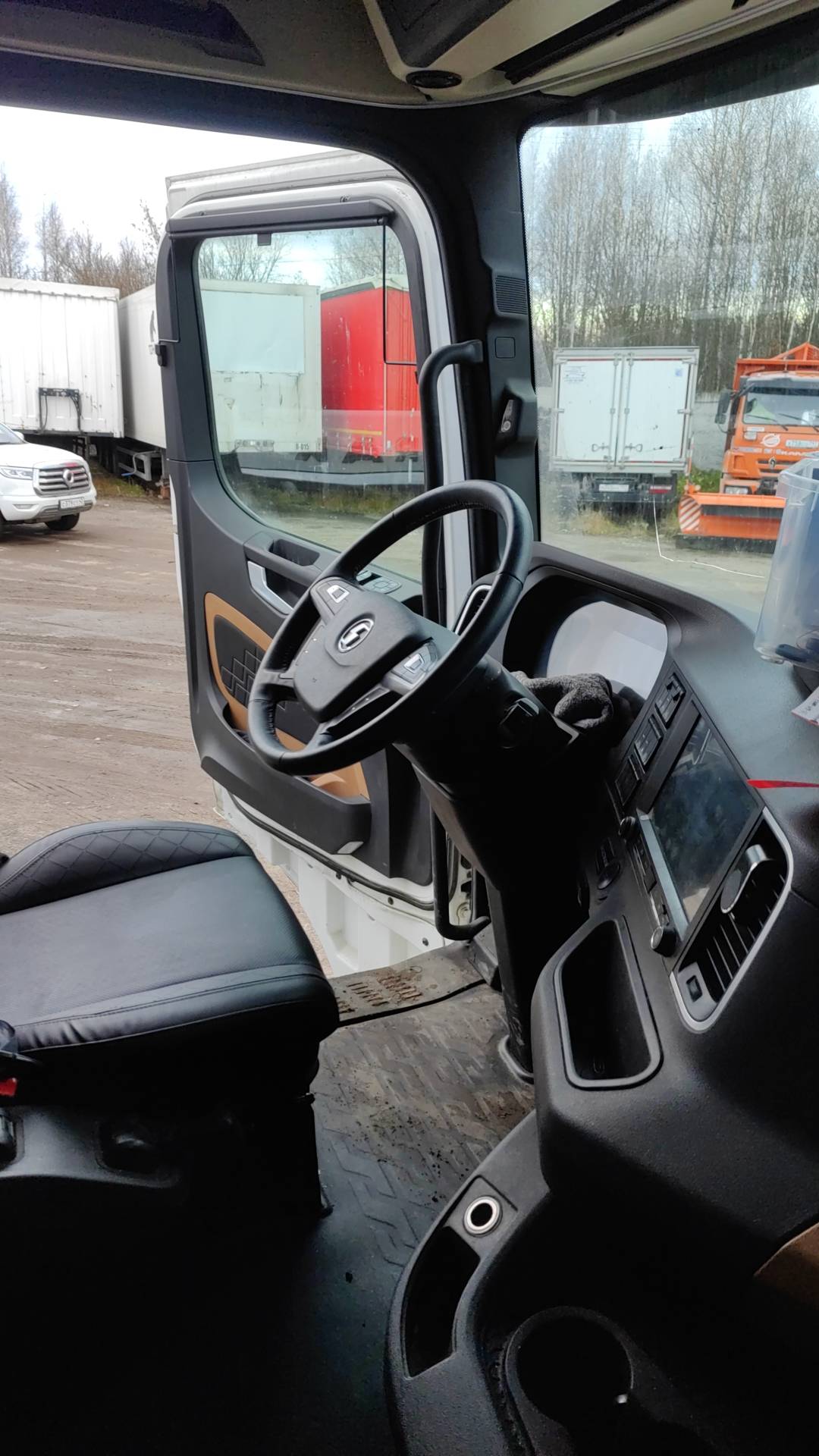 Shacman SX4188YY381,  463 281 км, 2023 года в лизинг