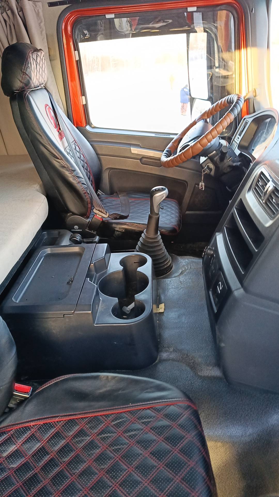 Shacman SX42584V324,  532 956 км, 2022 года в лизинг