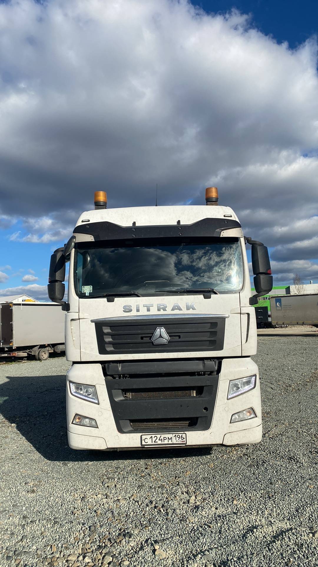 Sitrak C7H 4x2 ZZ4186V361HE,  413 233 км, 2022 года в лизинг