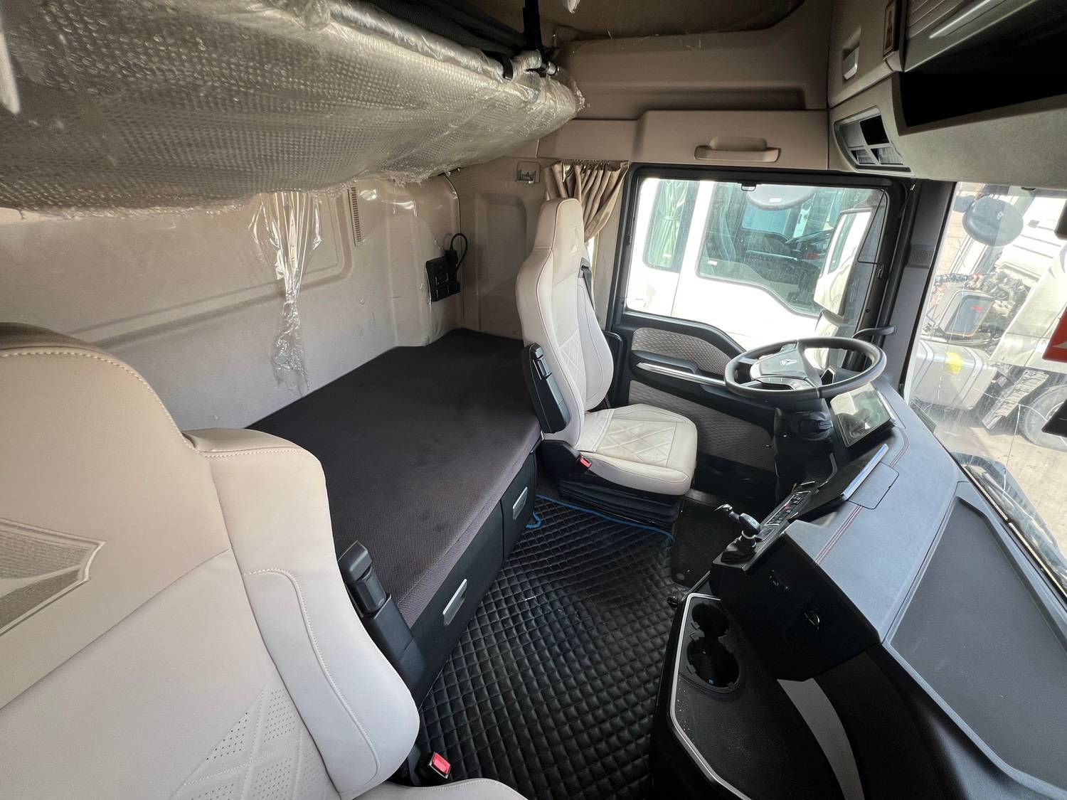 Sitrak C7H MAX 4x2 ZZ4186V361HE,  246 288 км, 2023 года в лизинг