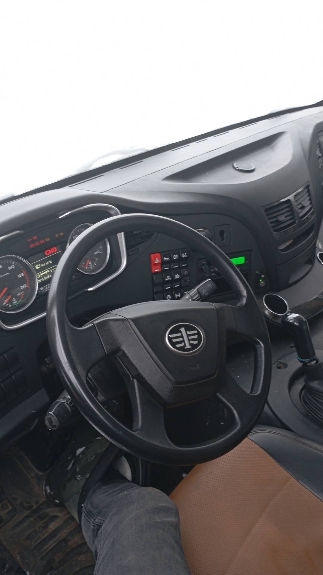 FAW CA3310P66K24T4E5 8х4,  112 119 км, 2023 года в лизинг