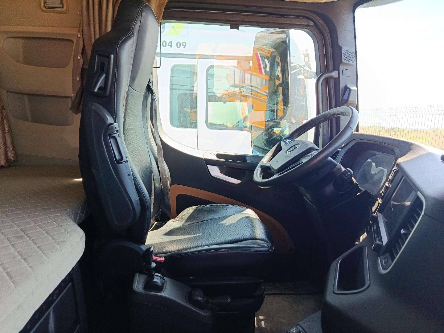 Shacman SX4188YY381,  154 040 км, 2023 года в лизинг