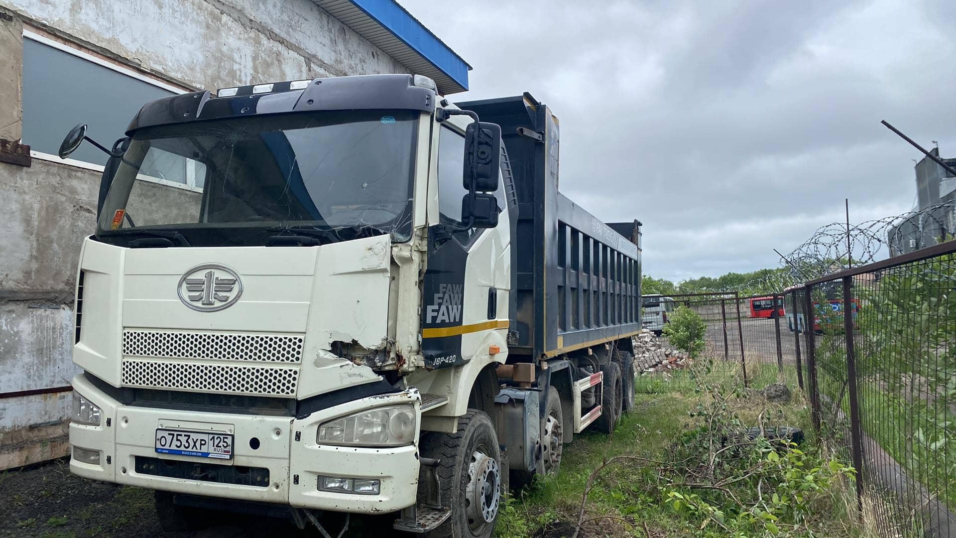 FAW CA3310P66K24T4E5 8х4,  1 111 км, 2023 года в лизинг