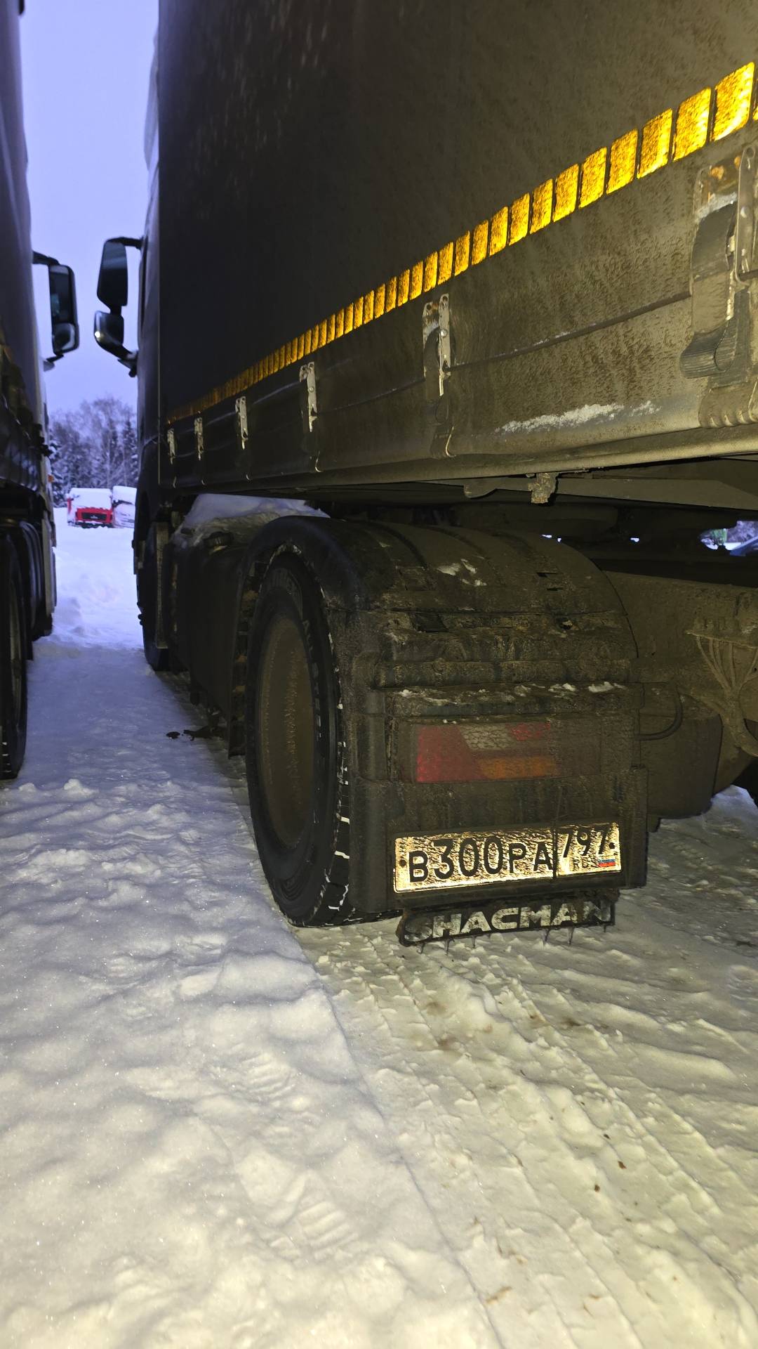 Shacman SX4188YY381,  302 324 км, 2024 года в лизинг