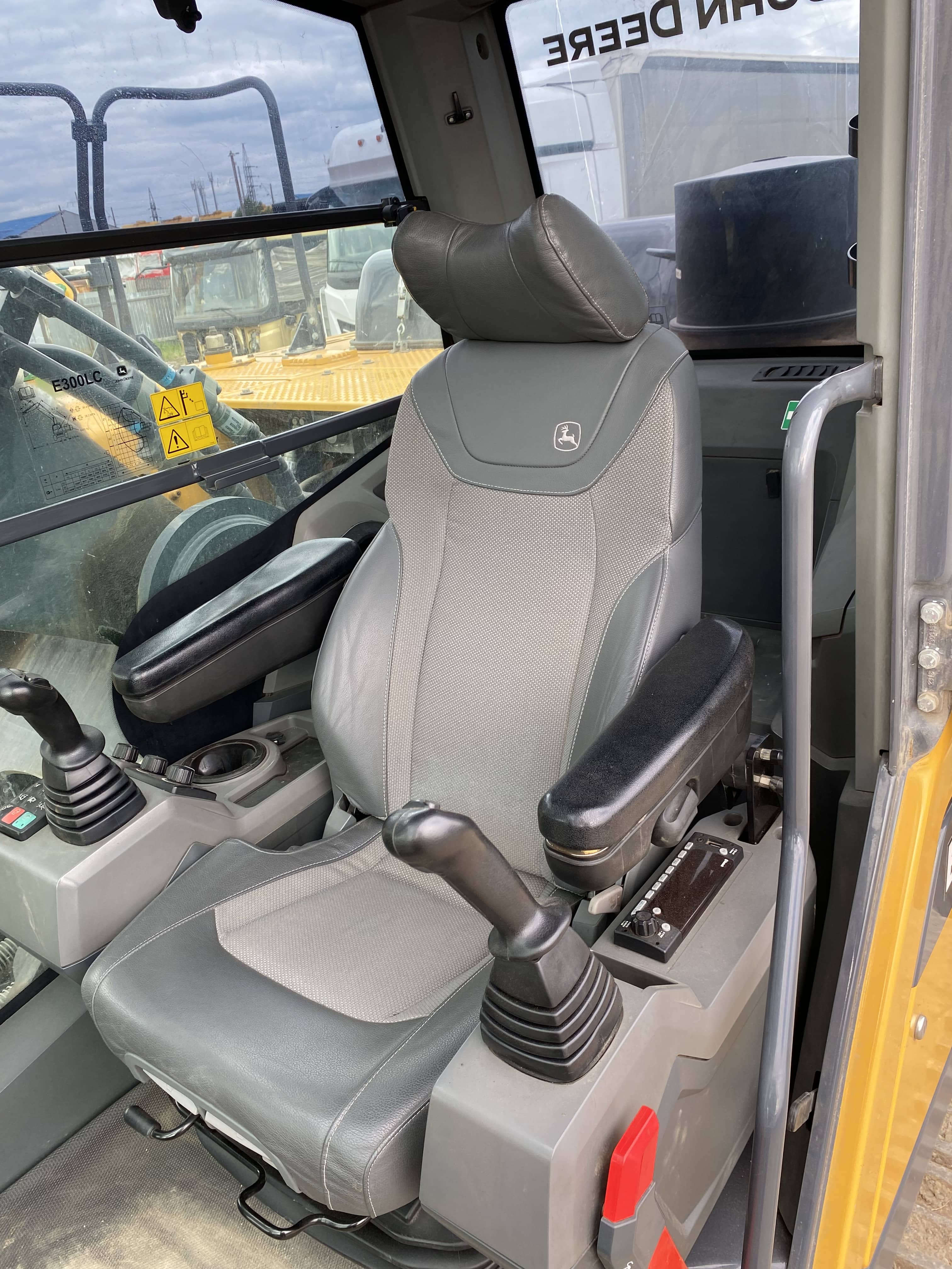 John Deere E300LC Лот 000000705