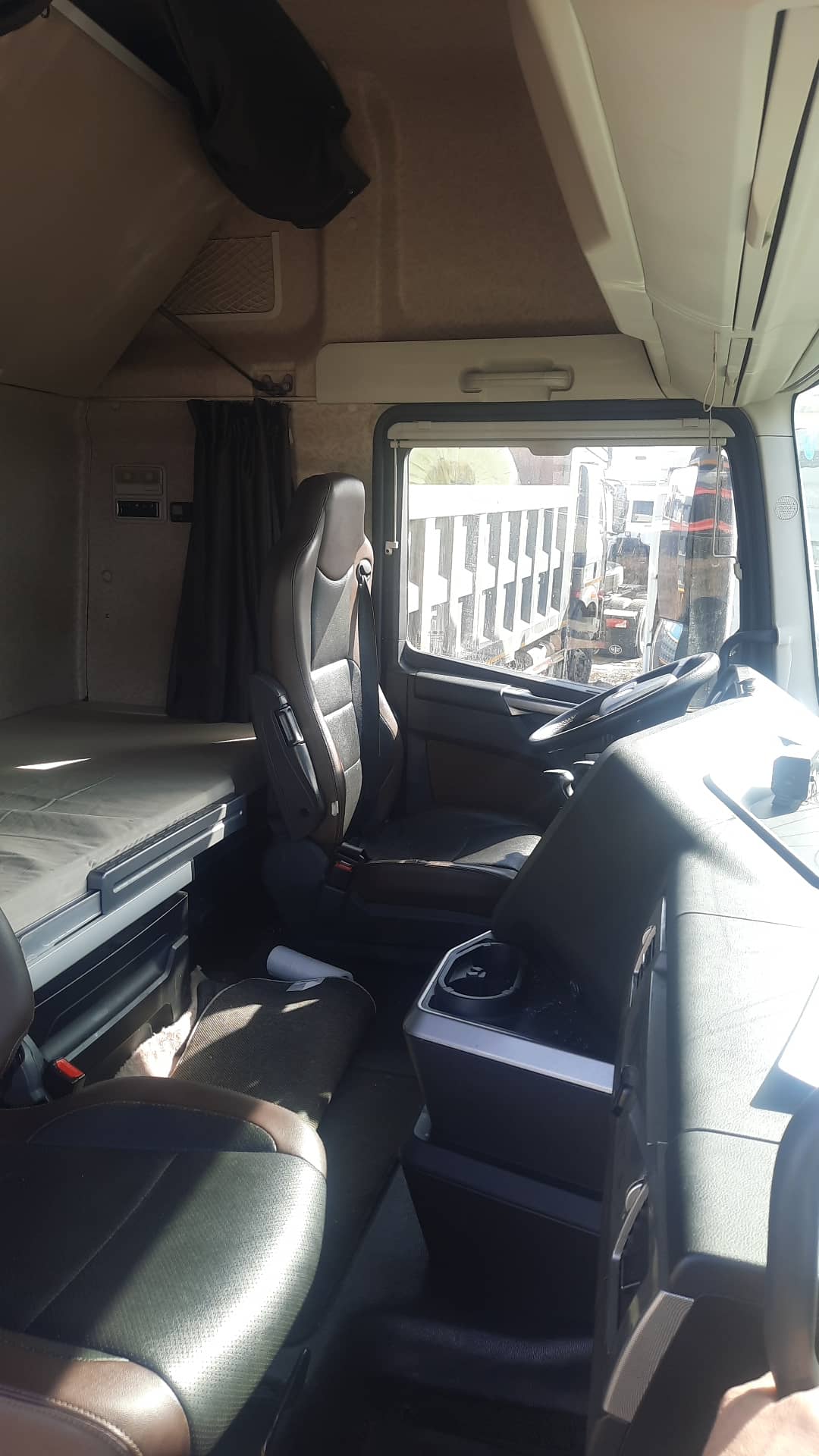 FAW CA4180P77K25E5 4x2,  349 699 км, 2023 года в лизинг