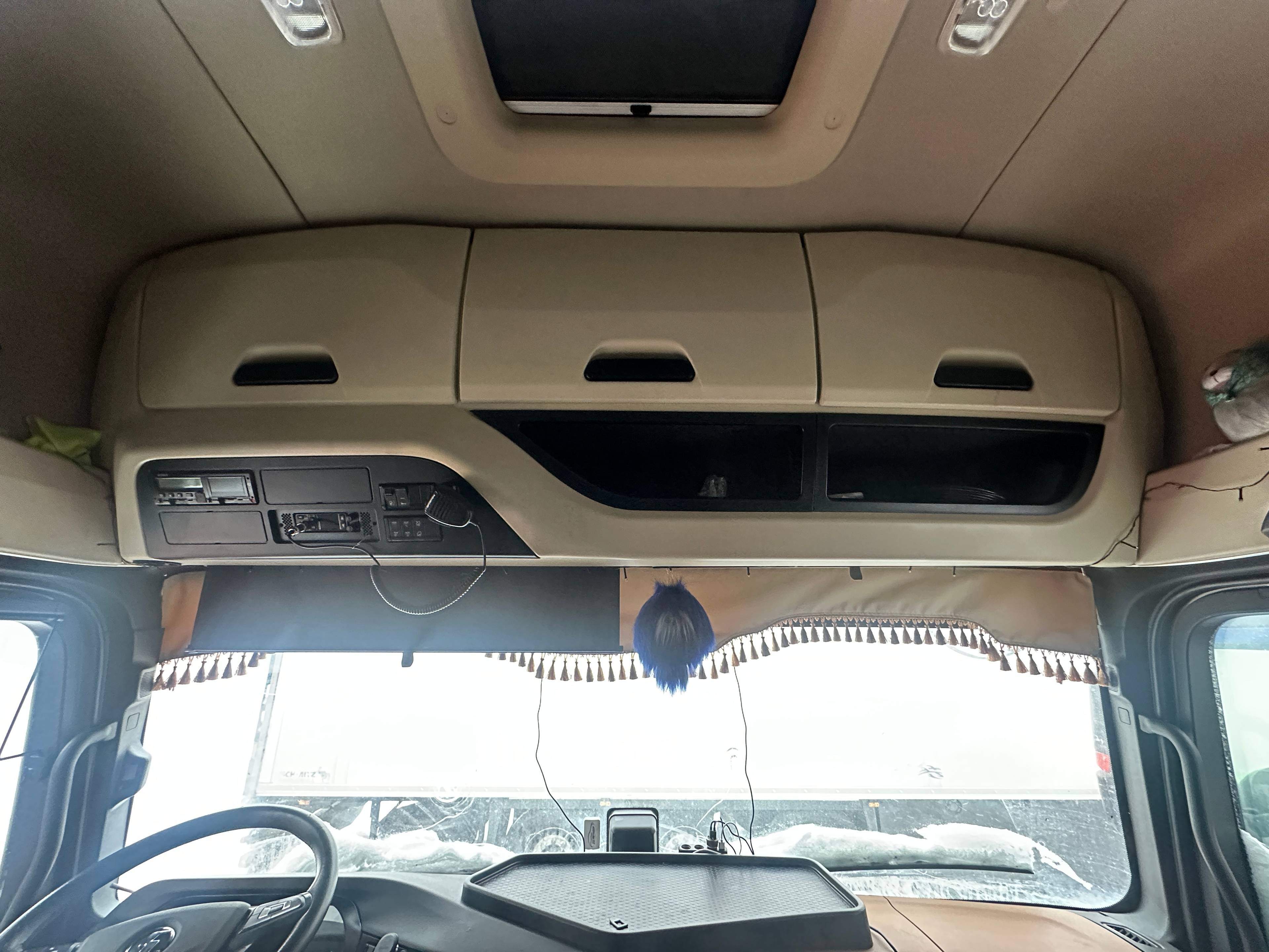 Shacman SX4188YY381,  311 596 км, 2023 года в лизинг