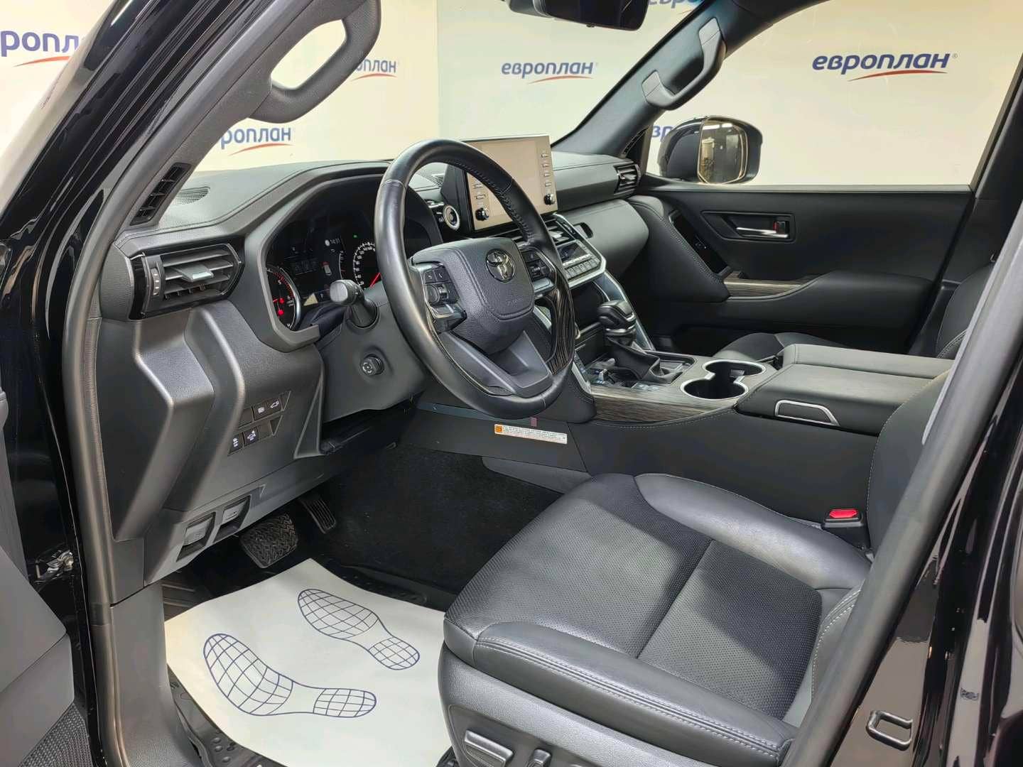Toyota Land Cruiser 300,  35 674 км, 2022 года в лизинг