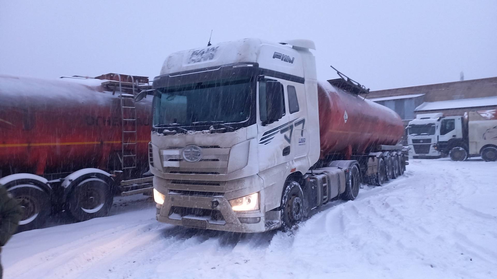 FAW CA4180P77K25E5 4x2,  222 483 км, 2023 года в лизинг