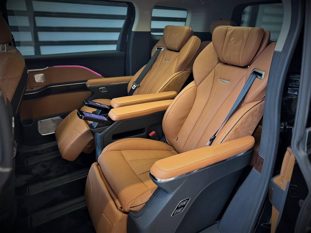 Hongqi HQ9 2.0Т Делюкс (Deluxe)