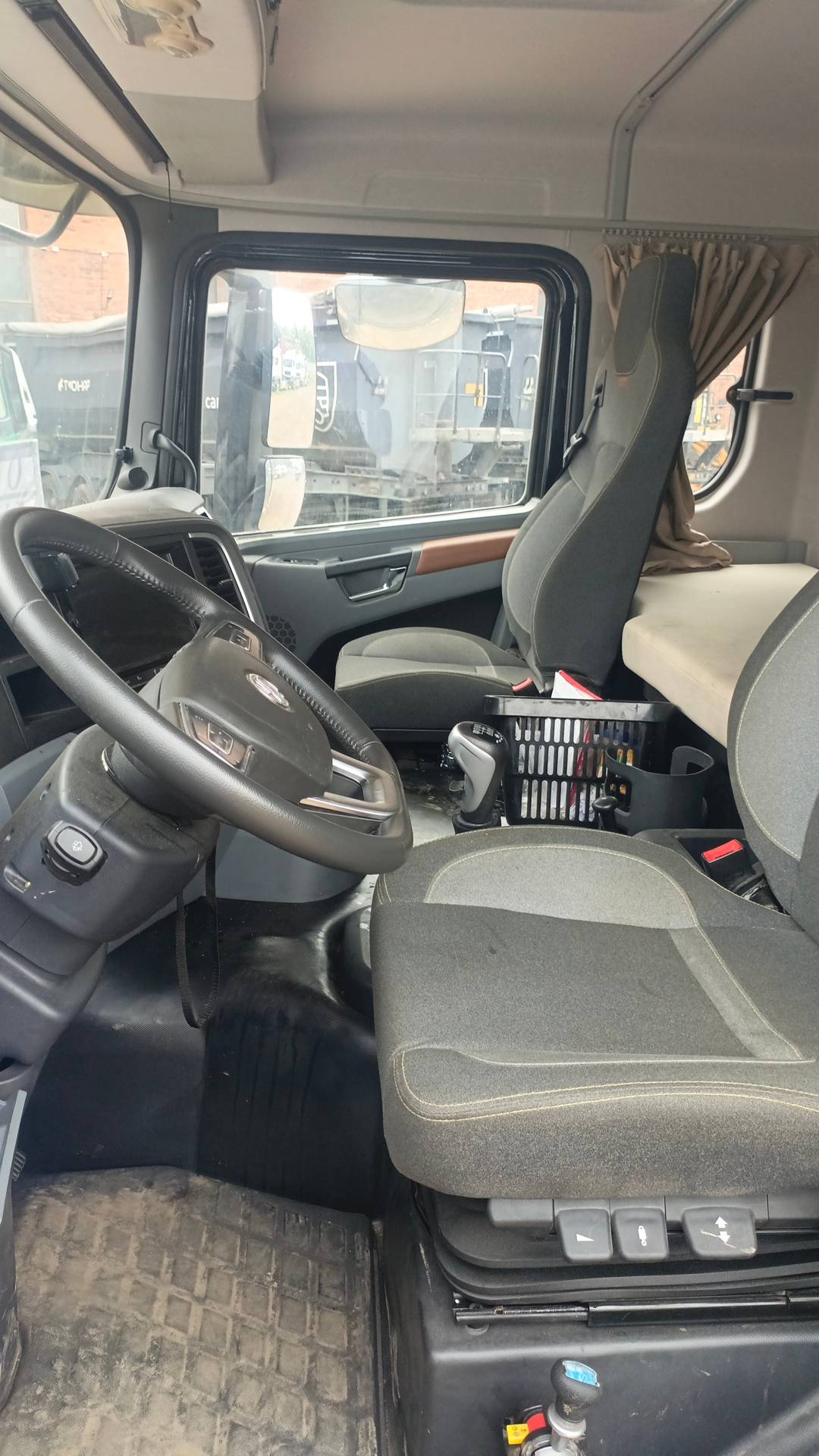 Shacman SX33186V366,  50 476 км, 2024 года в лизинг