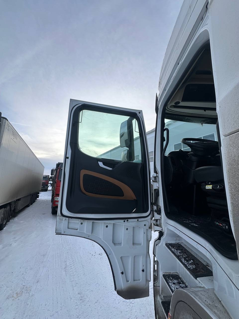 Shacman SX4188YY381,  215 706 км, 2023 года в лизинг