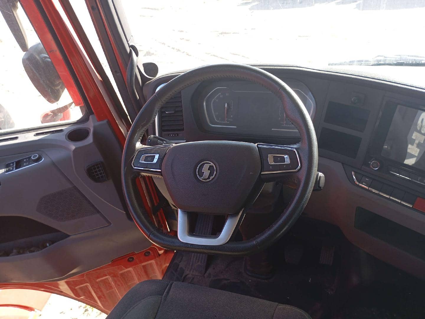 Shacman SX32586V384,  200 000 км, 2023 года в лизинг