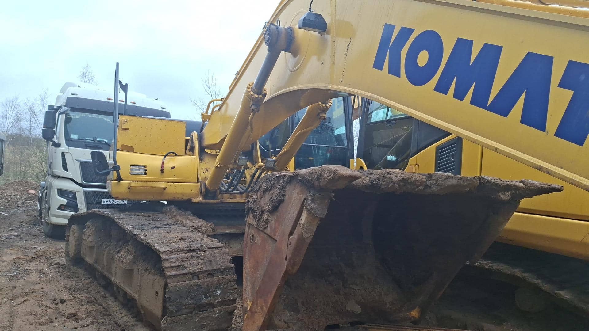 KOMATSU PC300-8MO