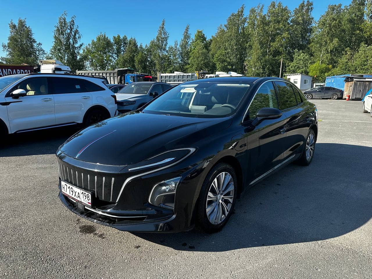 Hongqi E-QM5