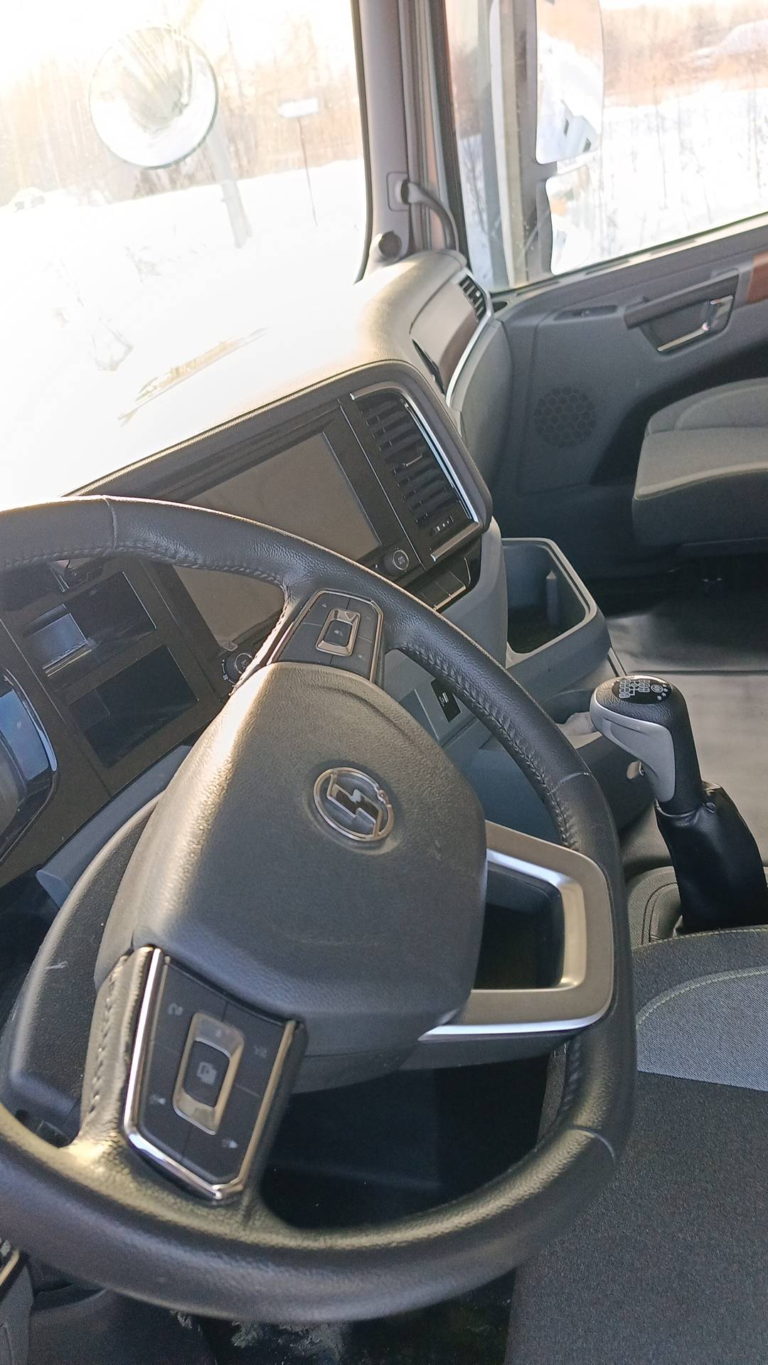 Shacman SX42584V324,  214 146 км, 2023 года в лизинг