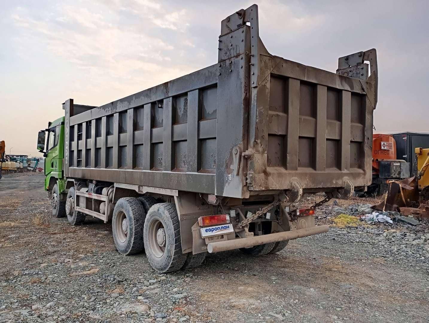Shacman SX331863366 (скальный кузов),  153 012 км, 2022 года в лизинг