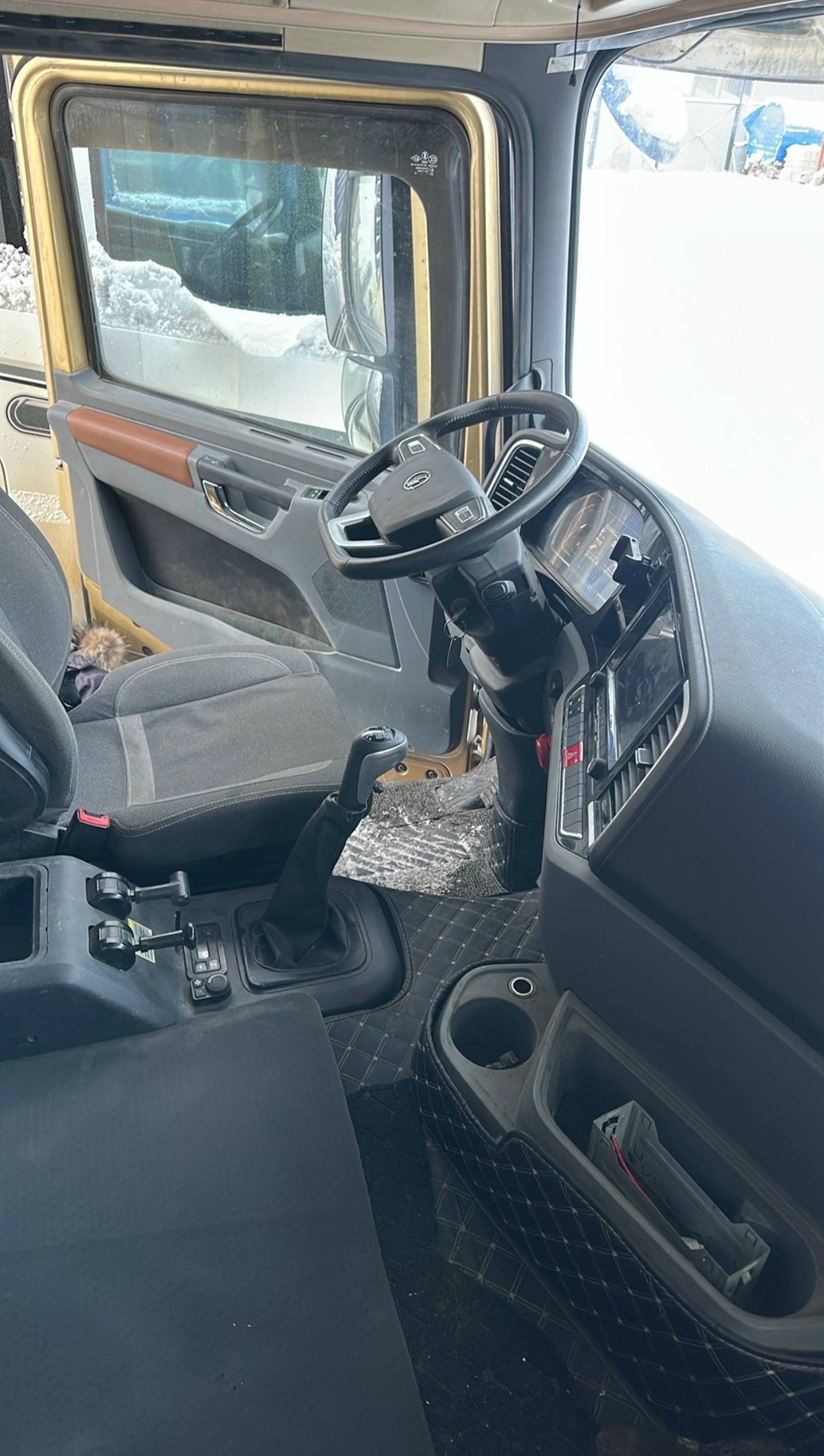 Shacman SX42584V324,  113 638 км, 2023 года в лизинг