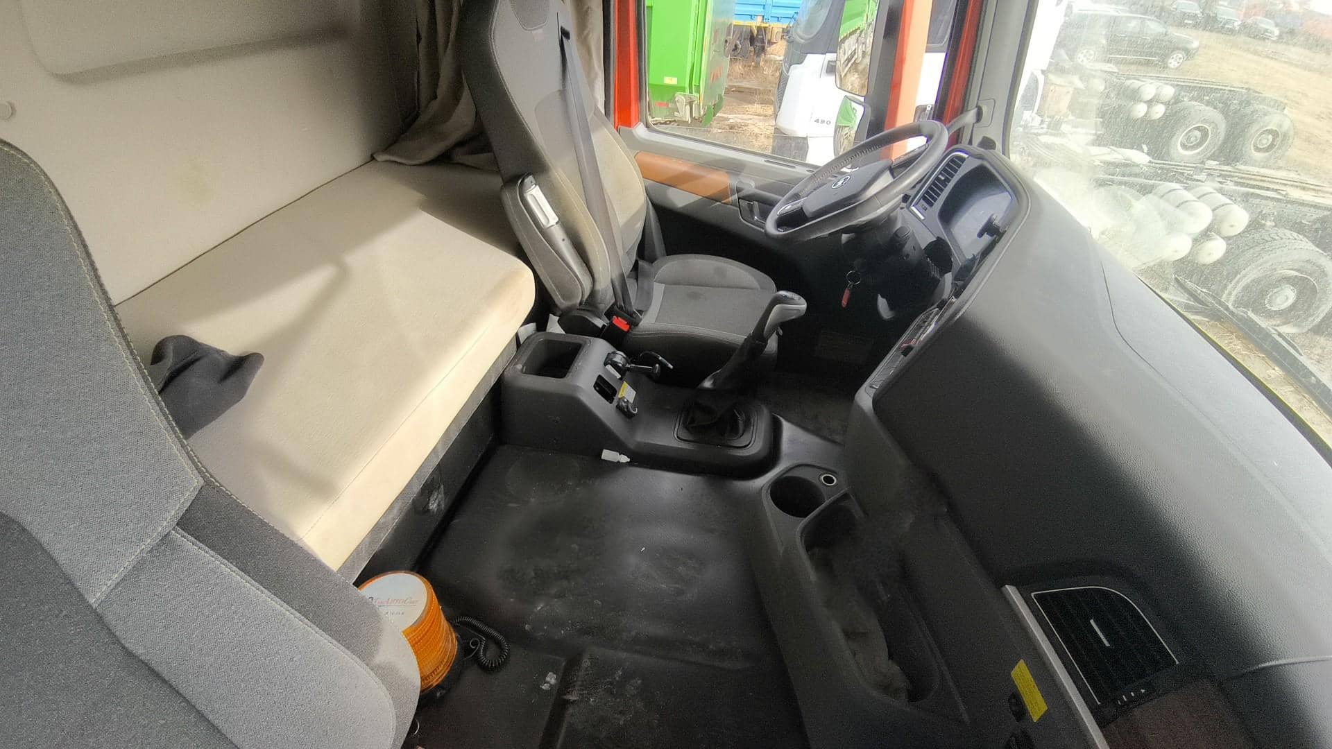 Shacman SX32586V385,  130 000 км, 2024 года в лизинг