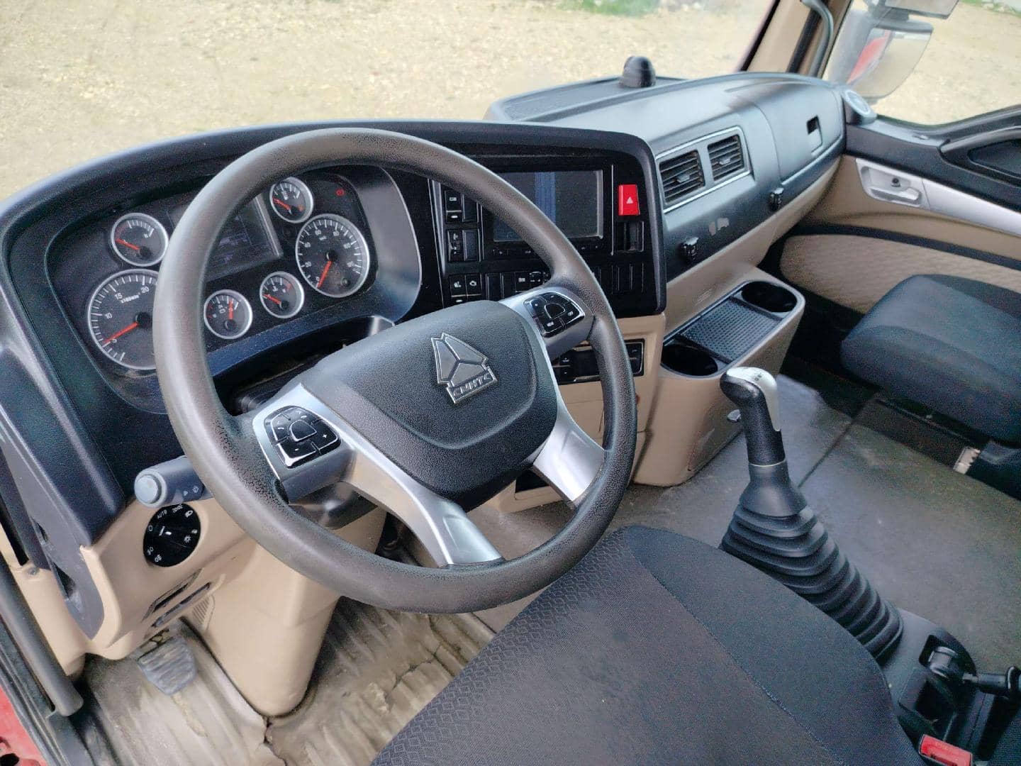 HOWO Sitrak C7H 8x4,  263 594 км, 2022 года в лизинг