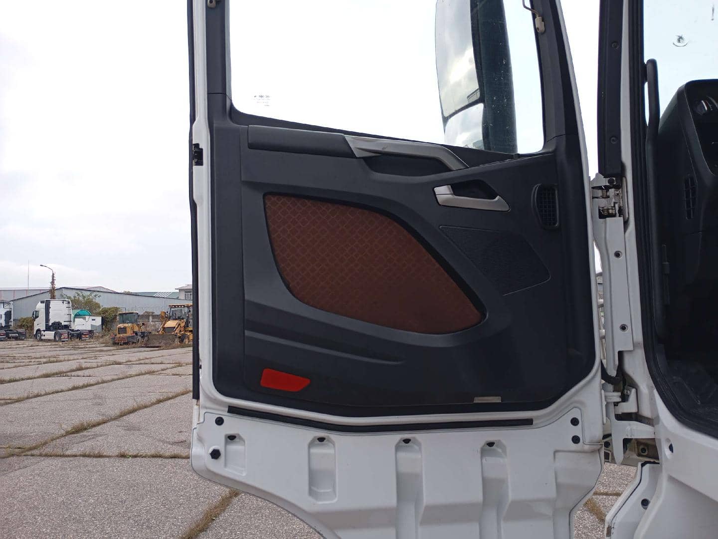 FAW CA4180P77K25E5 4x2,  497 139 км, 2023 года в лизинг