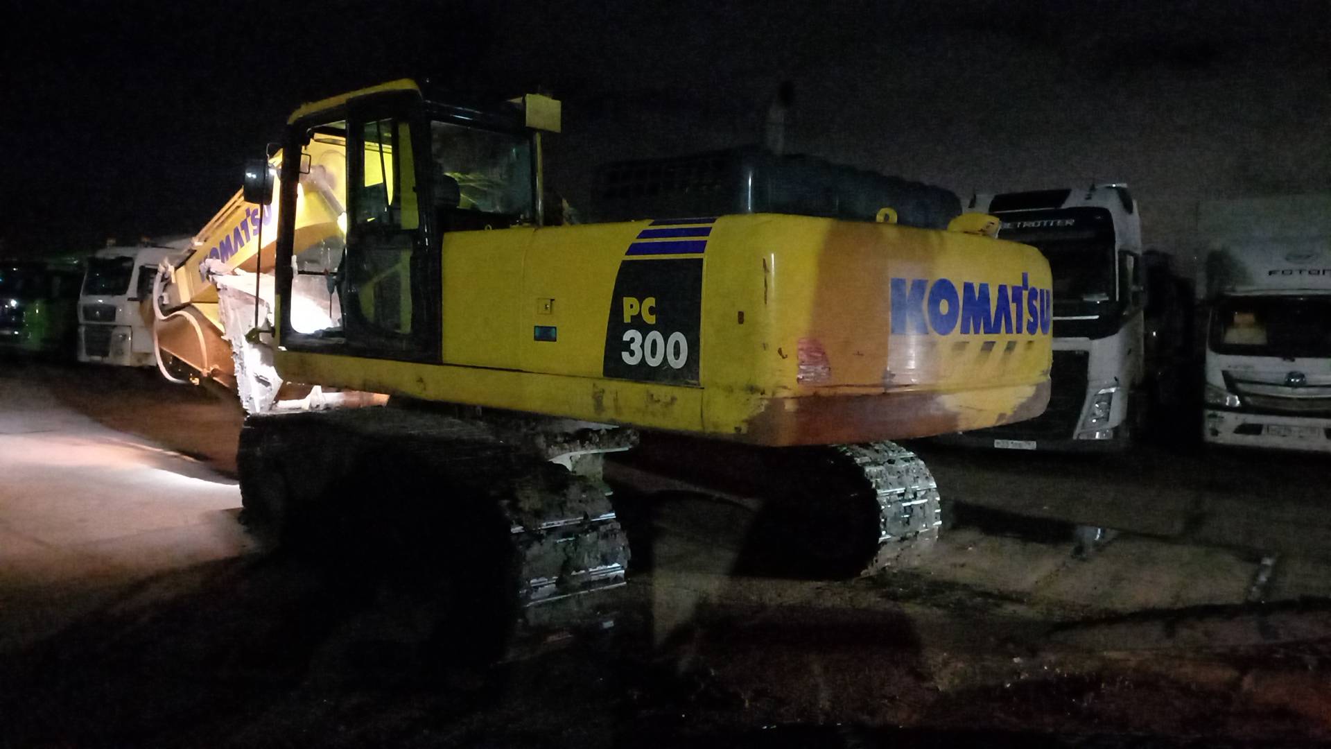 KOMATSU PC300-8MO