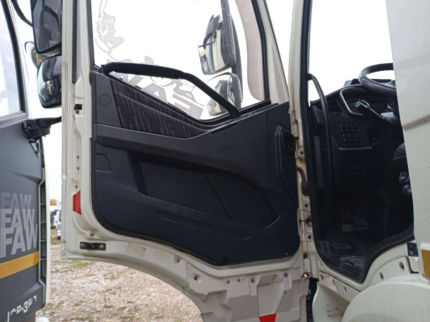 FAW CA3250P66K24T1E5 6х4,  115 275 км, 2022 года в лизинг