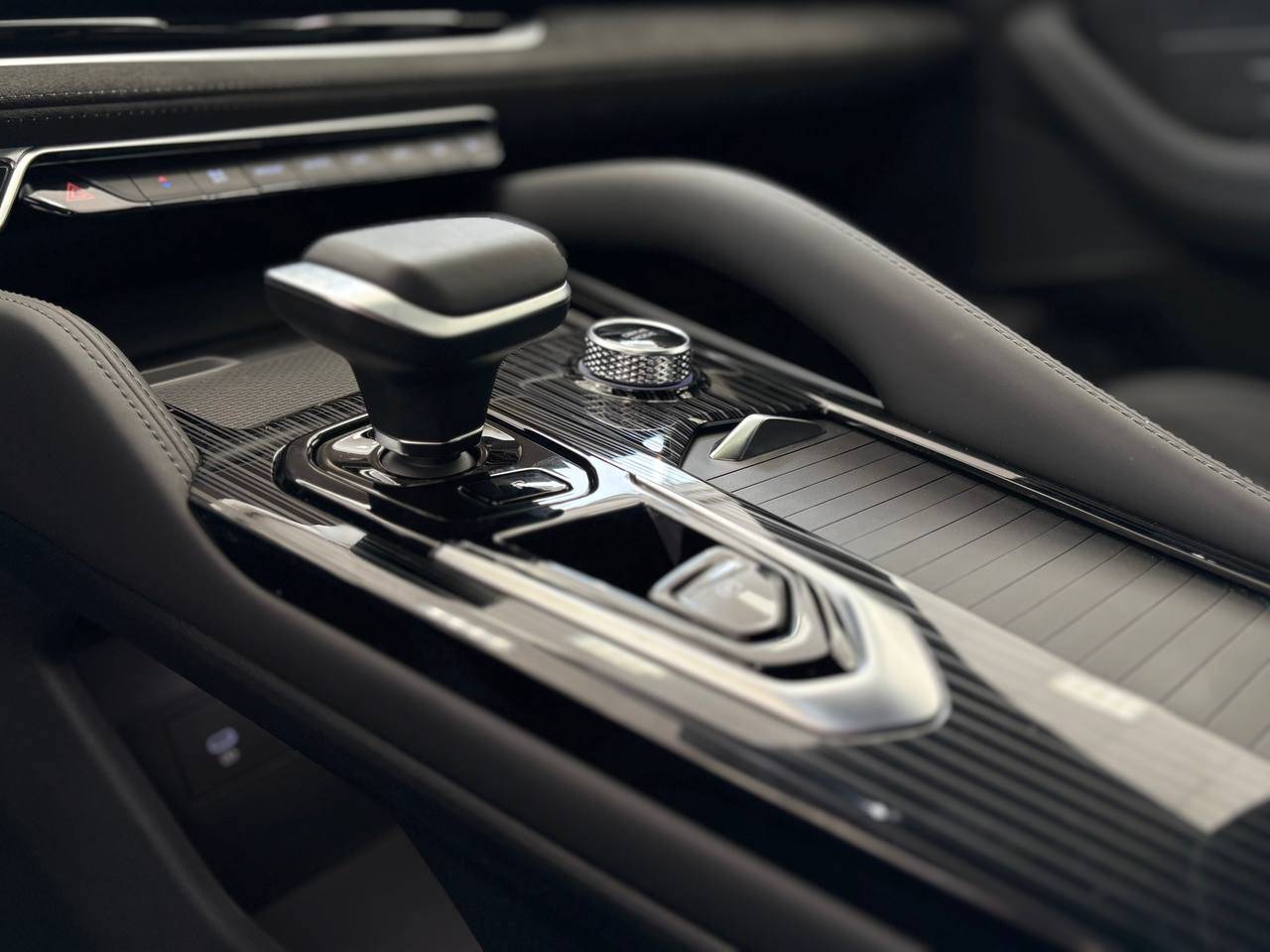 Geely Monjaro Flagship 2.0T (238 hp) 8AT 4WD