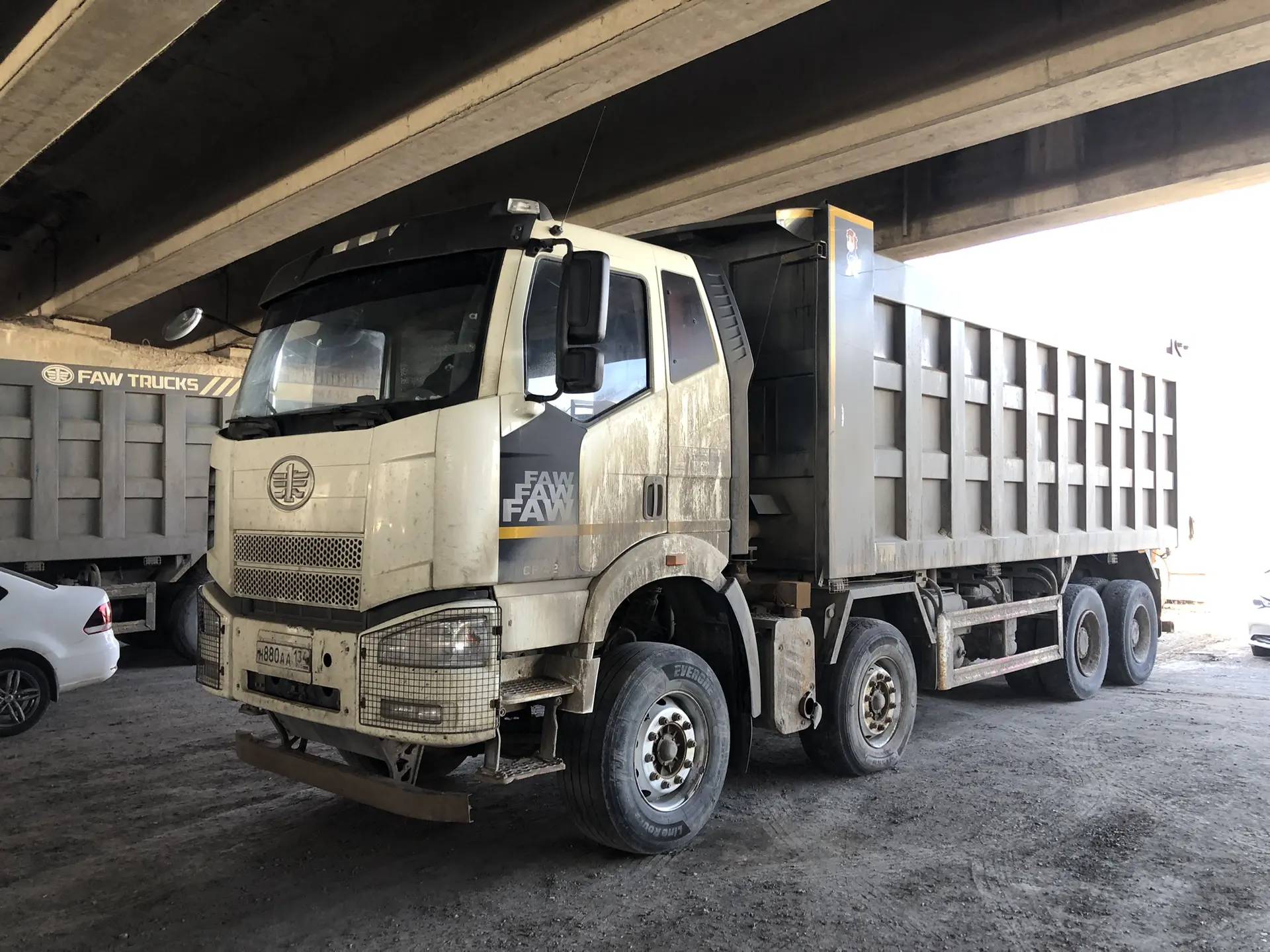 FAW CA3310P66K24T4E5 8х4,  281 137 км, 2023 года в лизинг