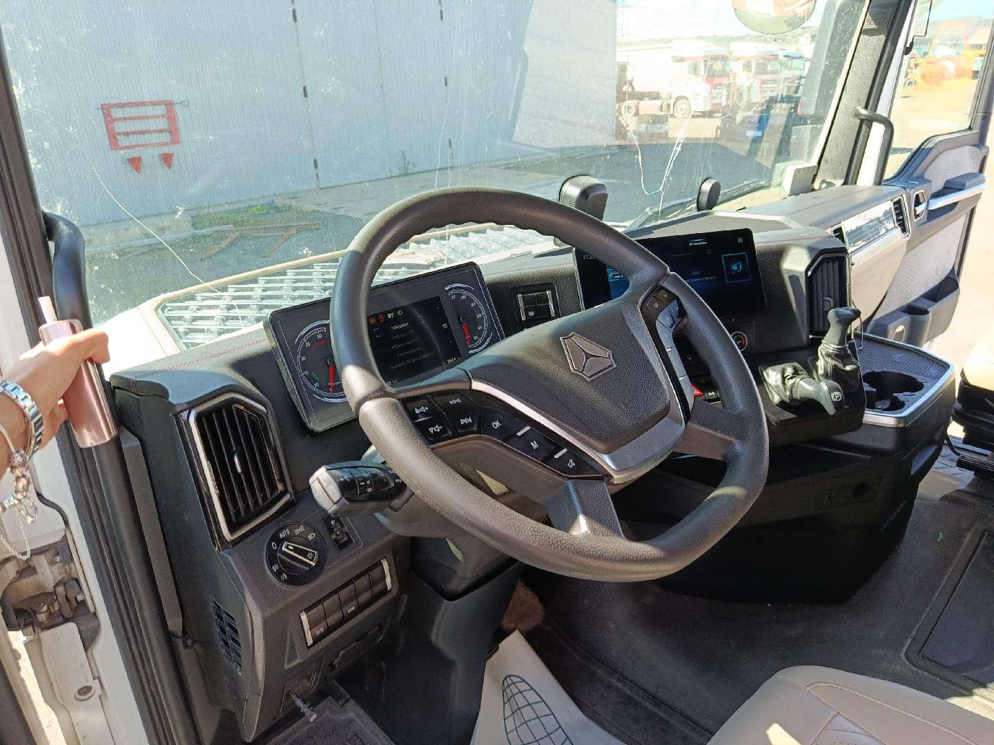 Sitrak C7H MAX 4x2 ZZ4186V361HE,  284 070 км, 2022 года в лизинг