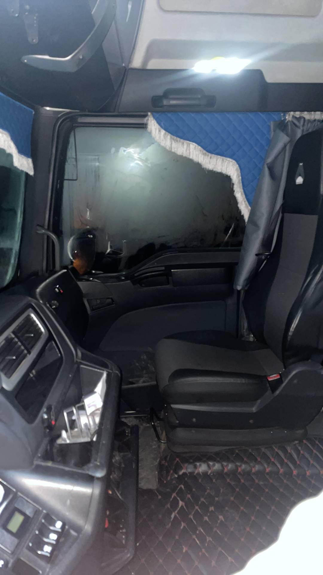 Sitrak C7H 4x2 ZZ4186V361HE,  421 770 км, 2022 года в лизинг