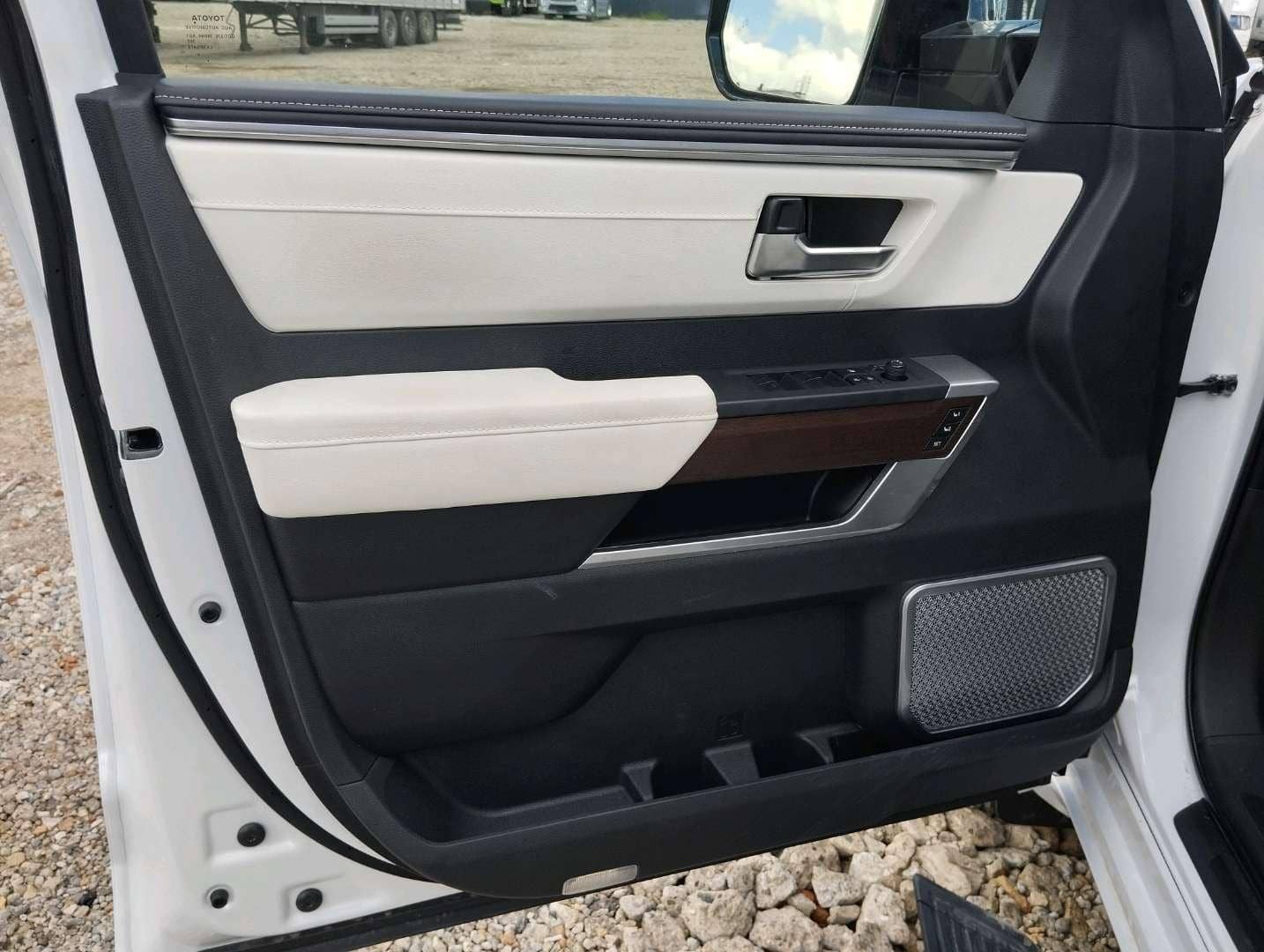 Toyota Sequoia,  25 194 км, 2024 года в лизинг