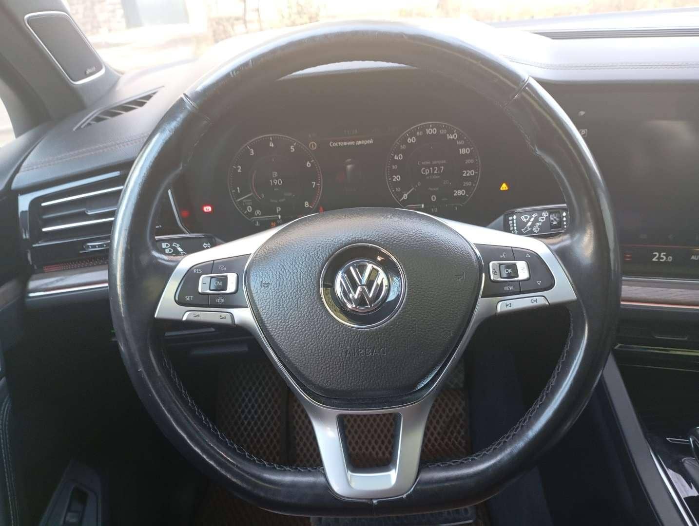 Volkswagen Touareg,  271 484 км, 2018 года в лизинг