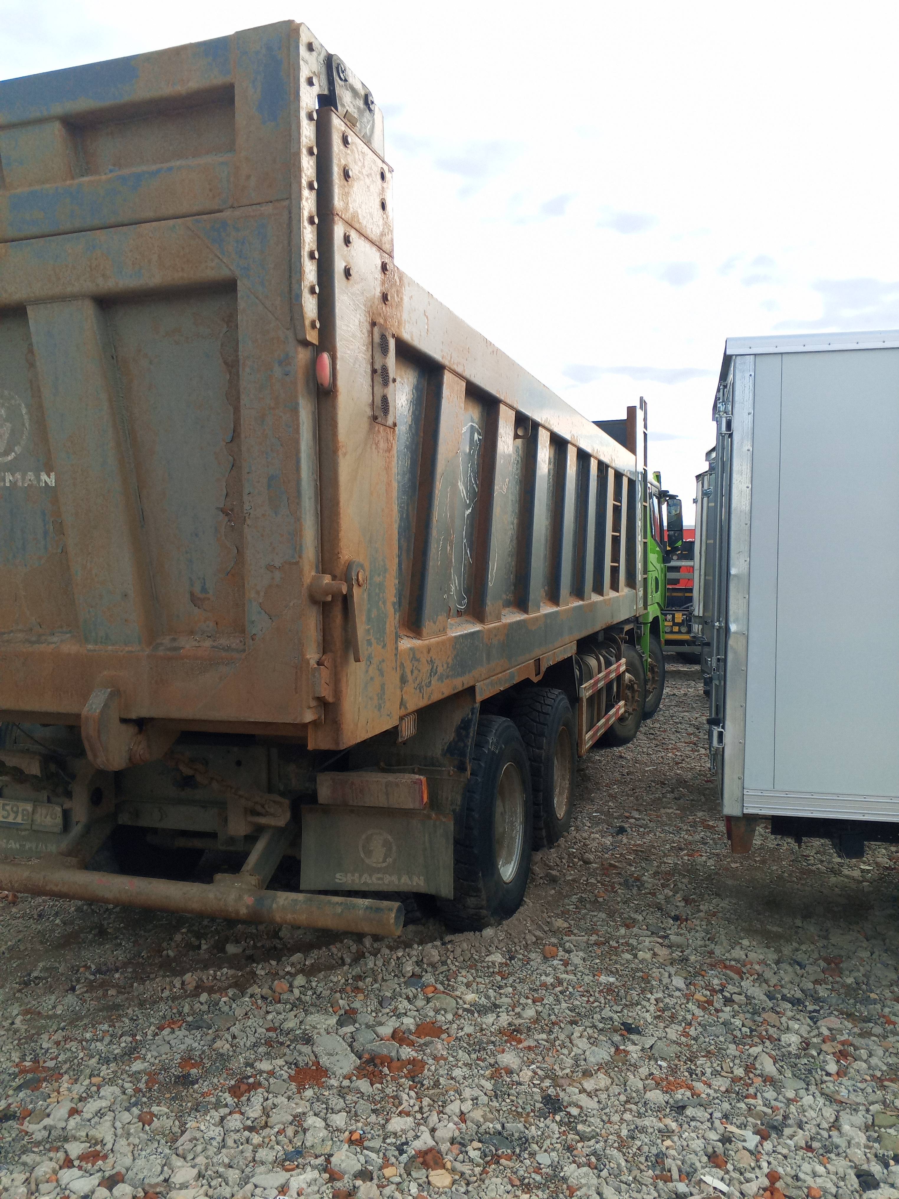 Shacman SX33186W366C,  128 683 км, 2023 года