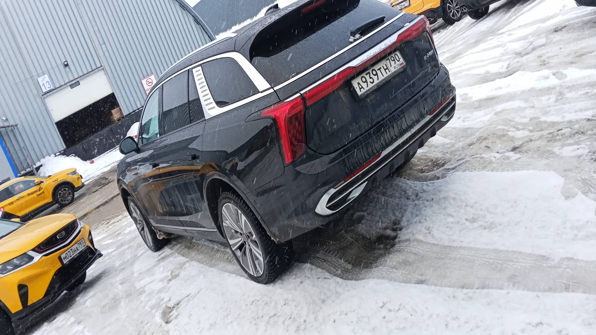 Hongqi E-HS9,  20 138 км, 2023 года в лизинг