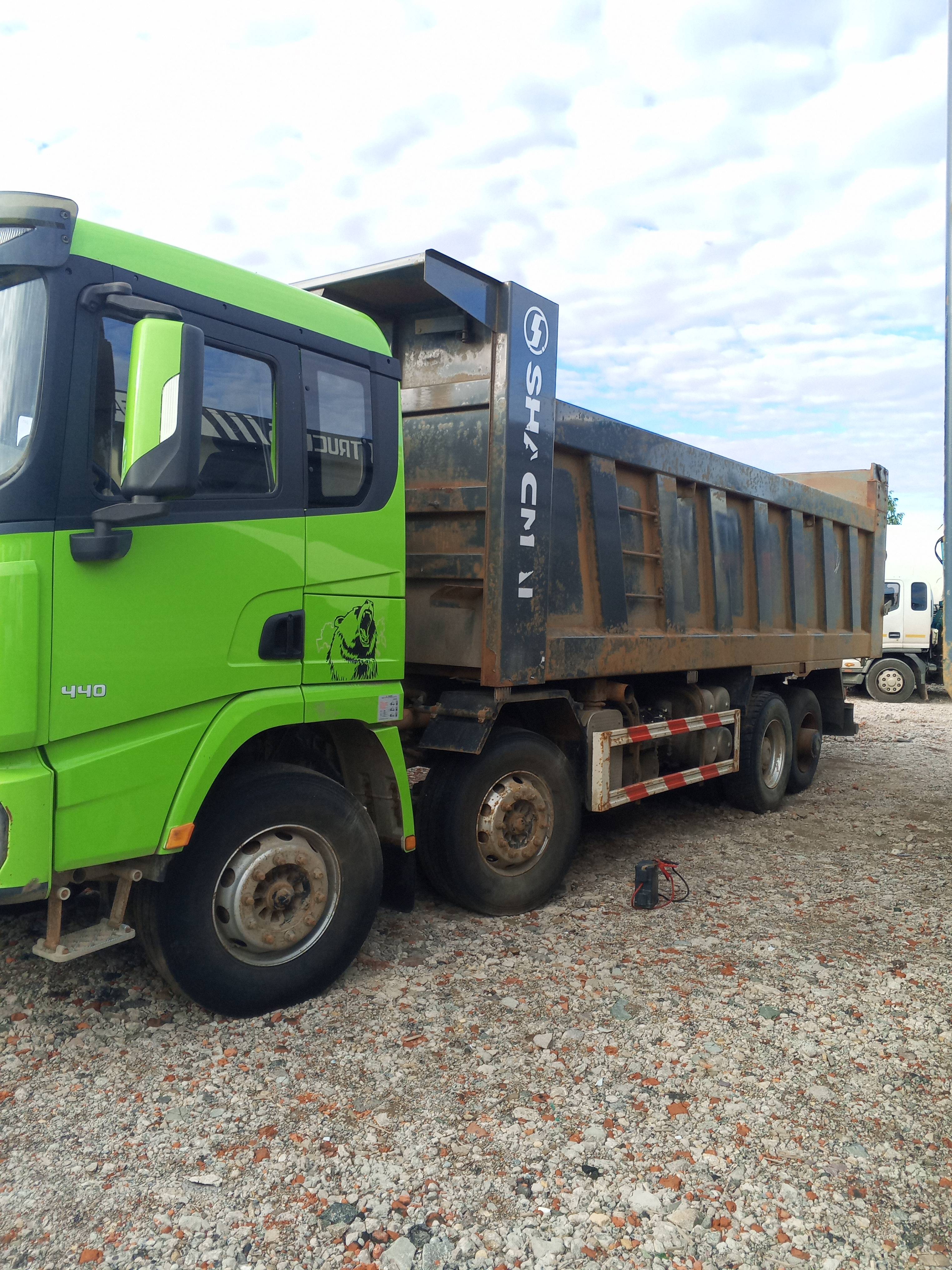 Shacman SX33186W366C,  128 683 км, 2023 года
