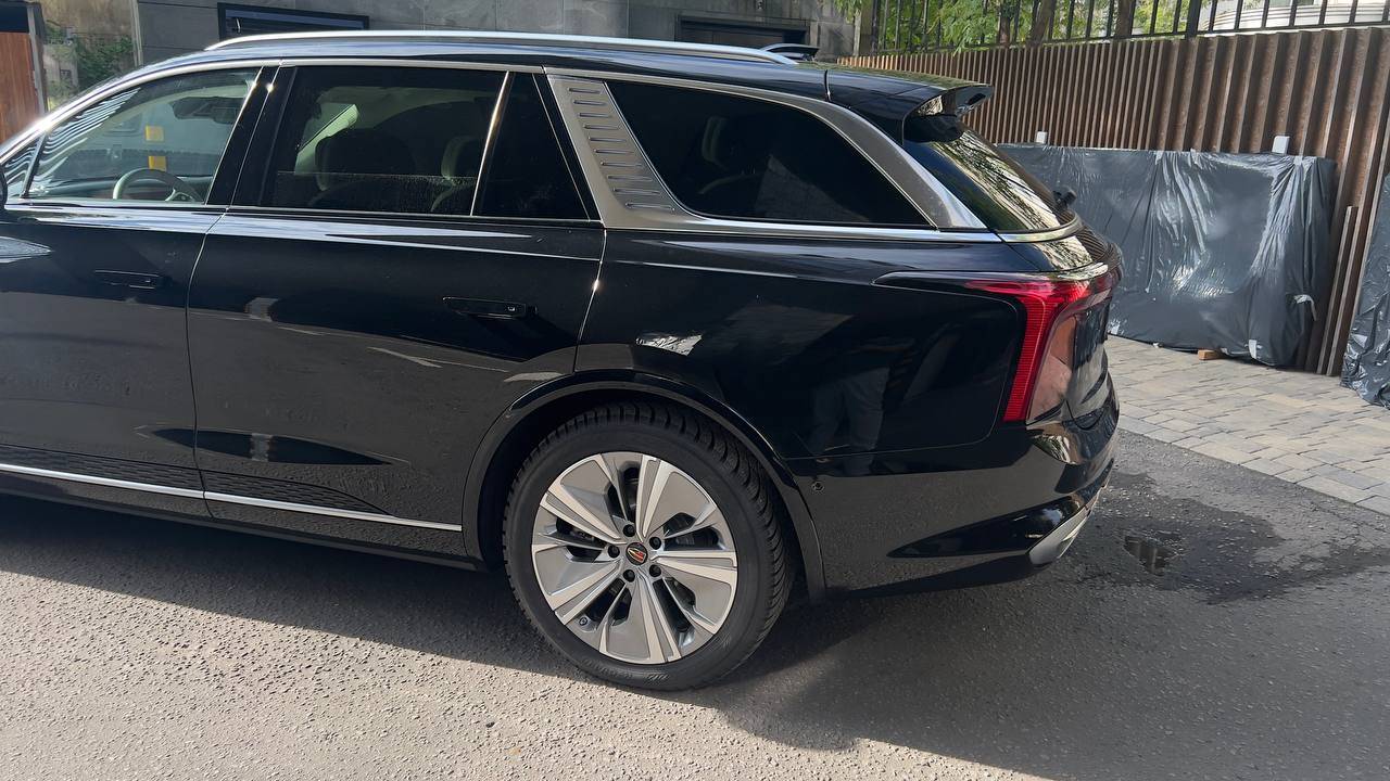 Hongqi E-HS9,  12 650 км, 2023 года в лизинг