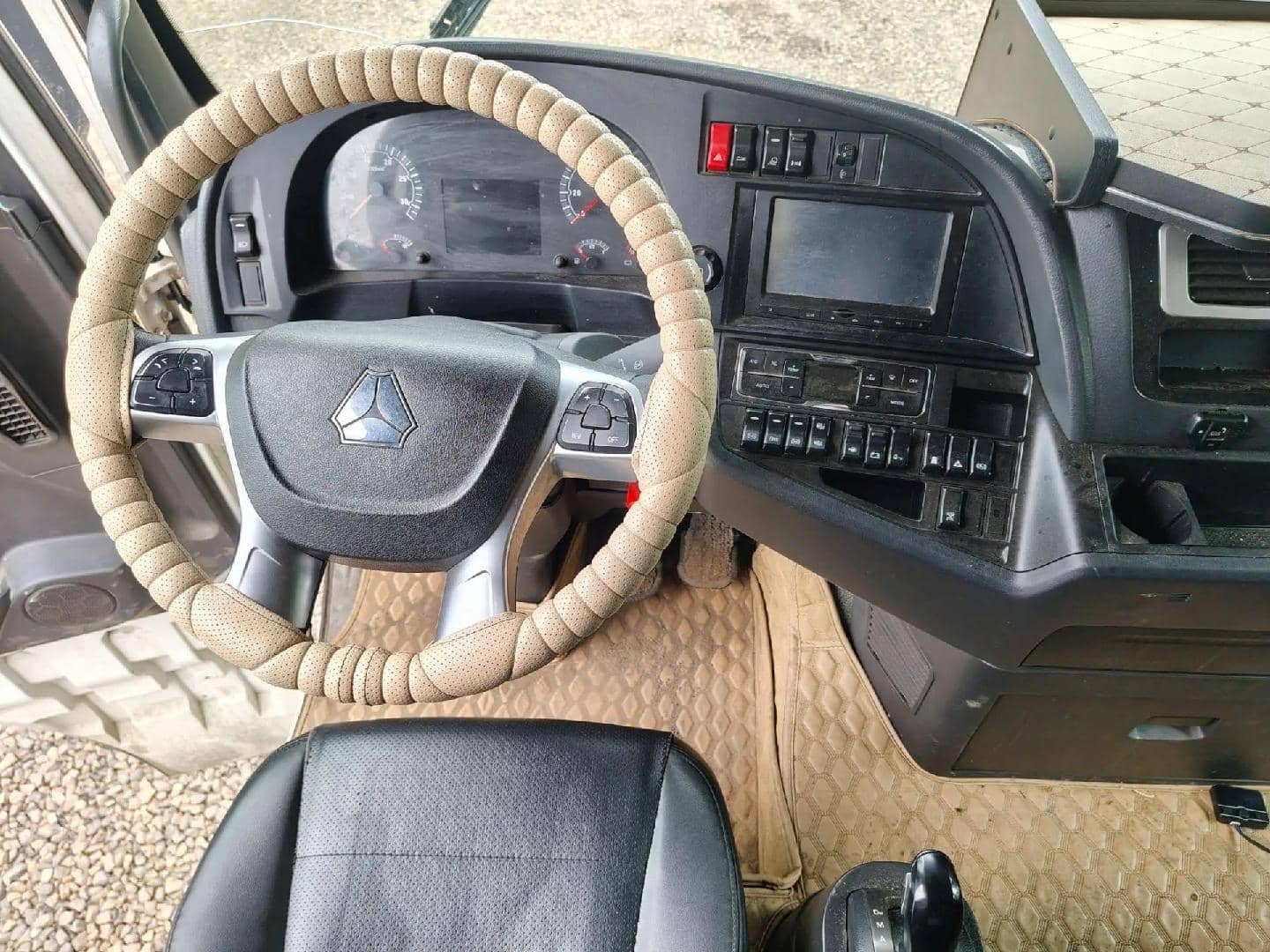Sitrak C7H 4x2 ZZ4186V361HE,  444 316 км, 2023 года в лизинг