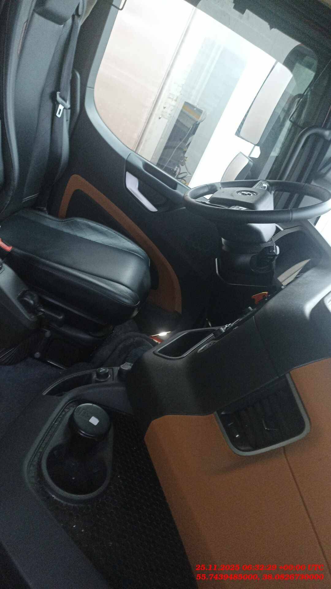 Shacman SX4188YY381,  252 568 км, 2024 года в лизинг